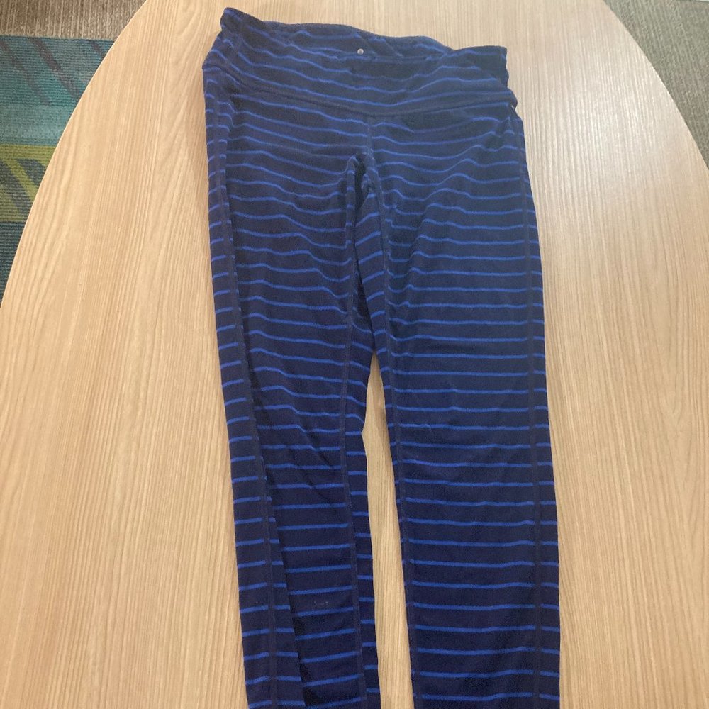 Athleta Chaturanga Coolmax Blue Navy Admiral Stripe Legging 138414 Small GUC